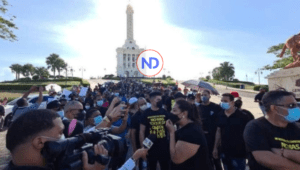 «No más toque de queda»! En Santiago inician las protestas en rechazo a las restricciones