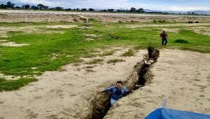 Comienzan a aparecer grandes grietas en San Salvador de Atenco