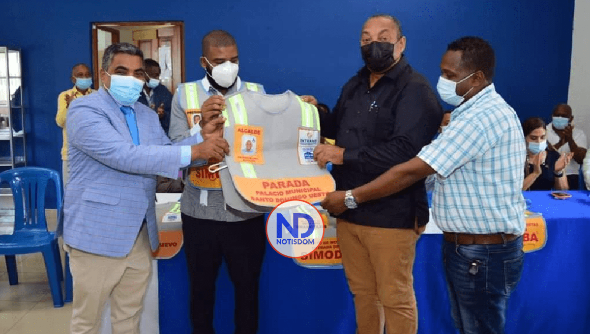 UNAMOTAXI entrega chaleco honorífico alcalde de Santo Domingo Oeste