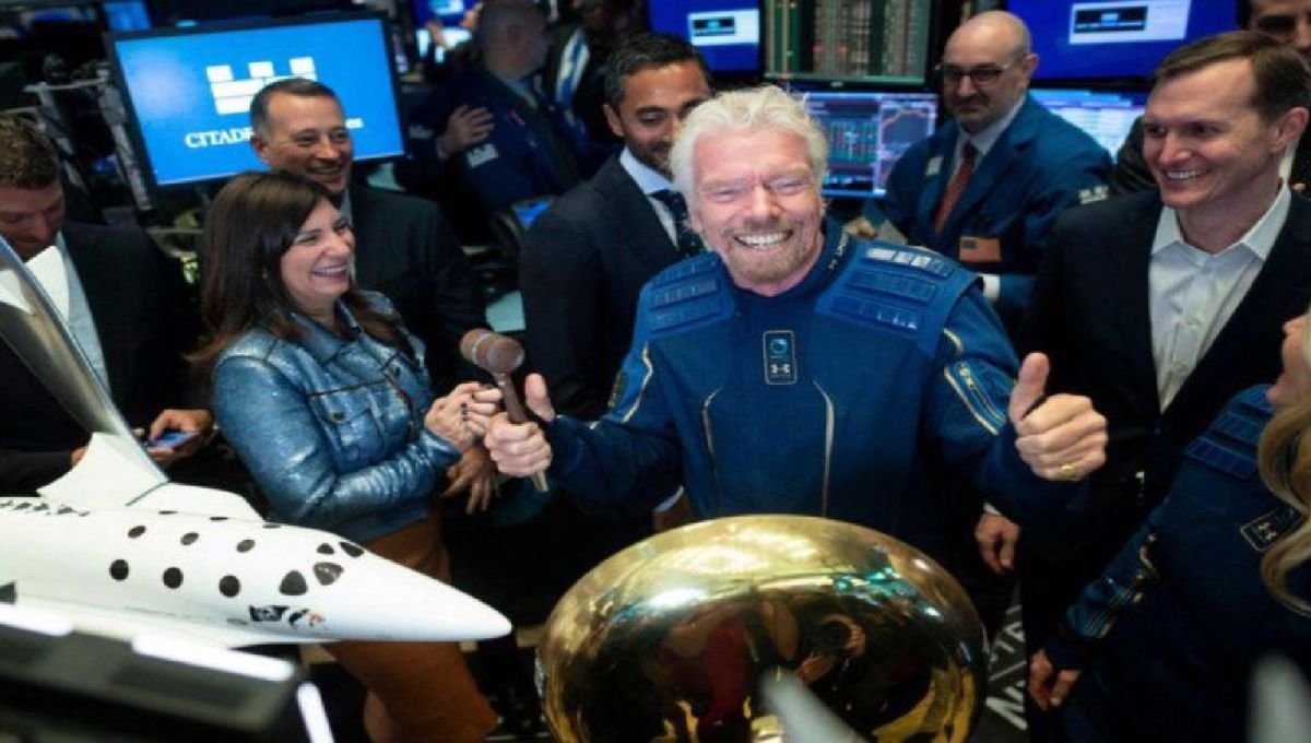 Completa el multimillonario Richard Branson su viaje al espacio con éxito