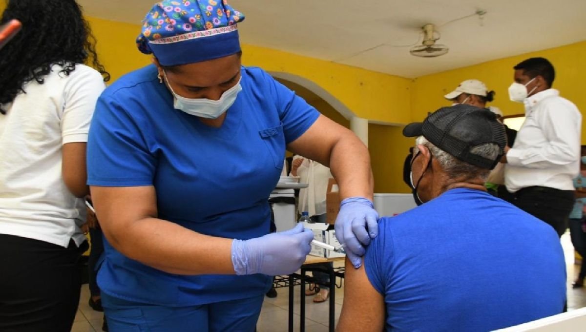 Dominicanos acuden a tomar la tercera dosis con dudas de eficacia de Sinovac