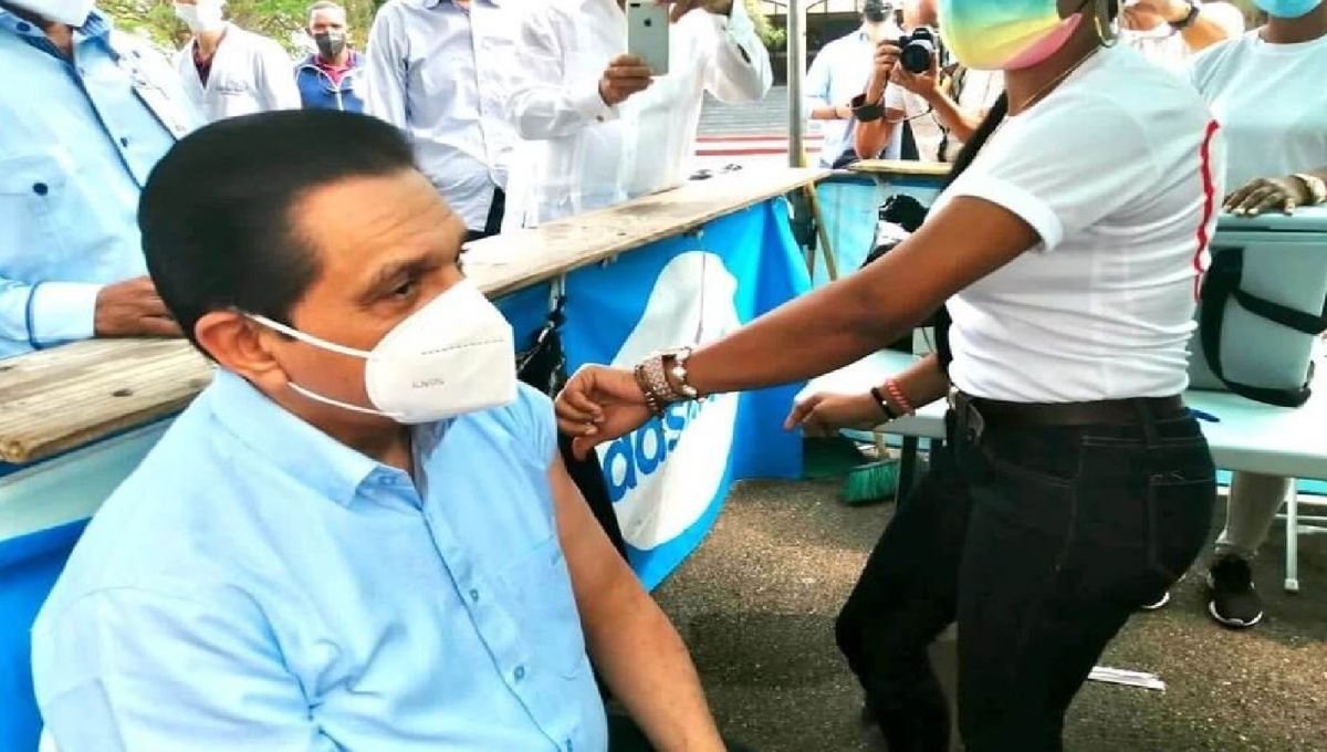 Ministro de Salud Pública recibe la tercera dosis de reforzamiento