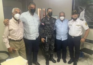 Tres funcionarios del Gobierno visitan la comunidad