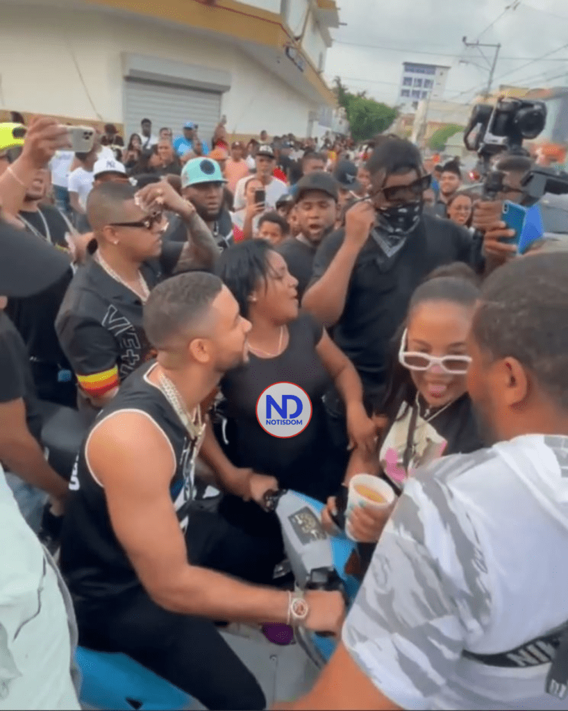 DJ Adoni teteo Los MIna 02 DJ Adoni otra vez! Ahora realiza "teteo" en Los Minas junto a Bulova