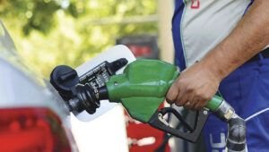 Gobierno congela los precios de los combustibles