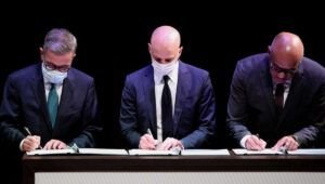 Gobierno venezolano y oposición firman un acuerdo para iniciar diálogo