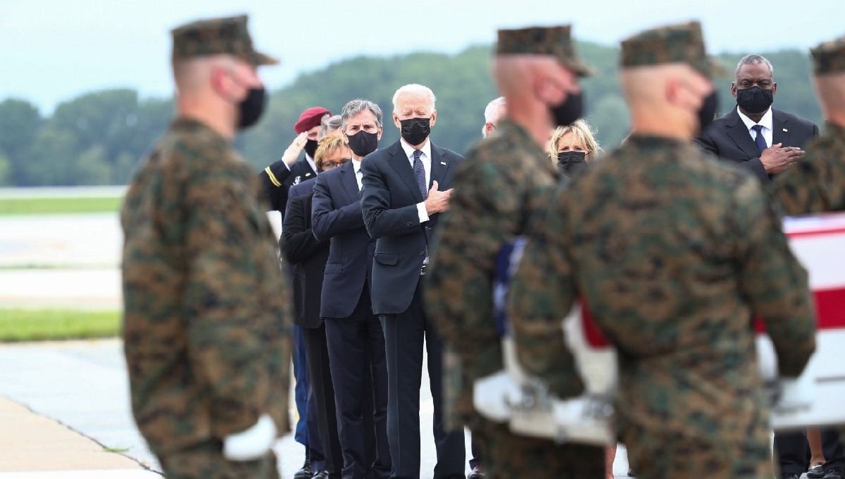 Biden recibe el avión con los militares fallecidos en Kabul 2 Biden recibe el avión con los militares fallecidos en Kabul