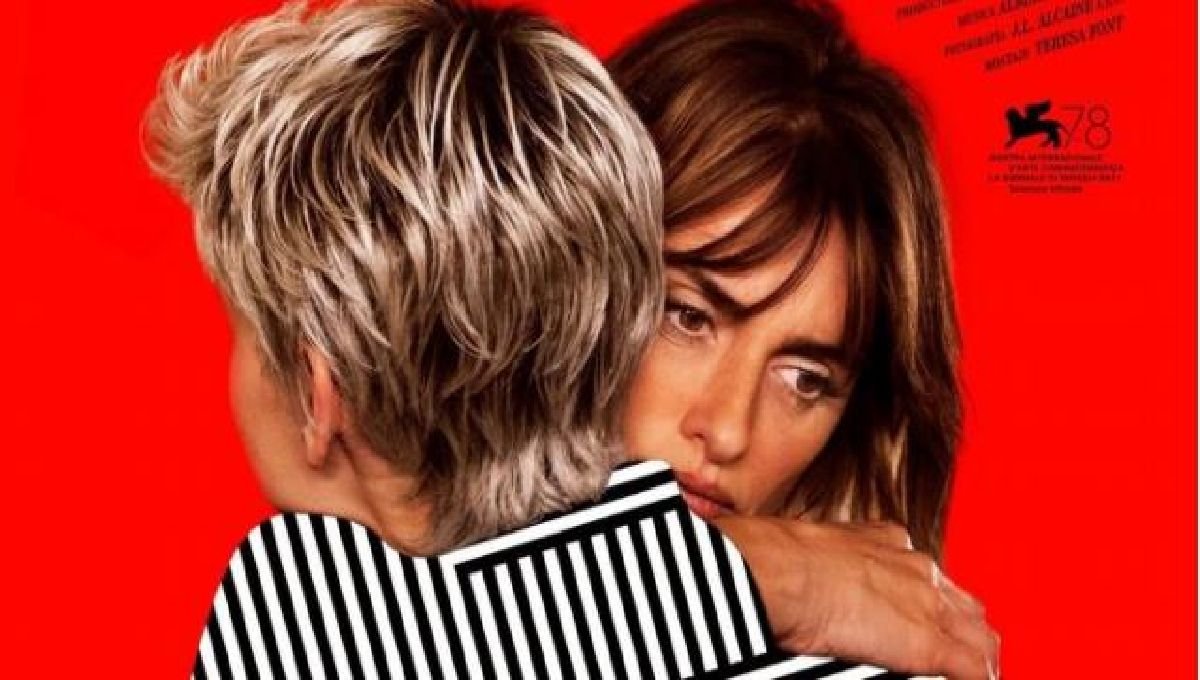 Penélope Cruz abraza a Milena Smith en el nuevo cartel de «Madres paralelas»