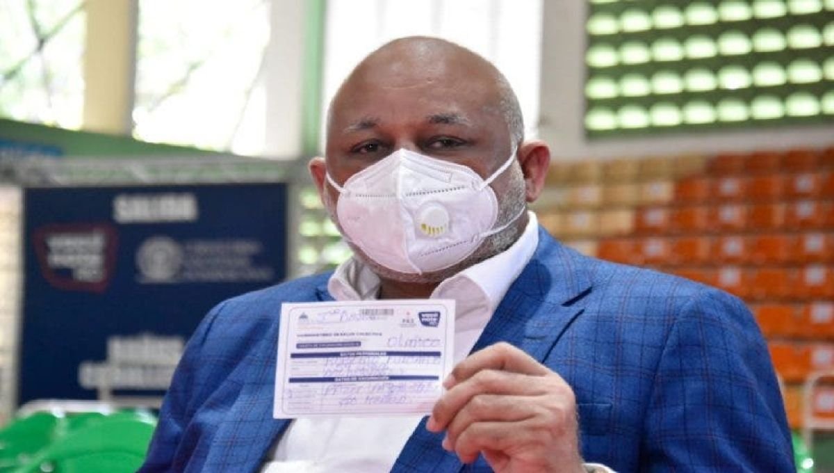 Ministro Fulcar recibe tercera dosis vacuna covid-19