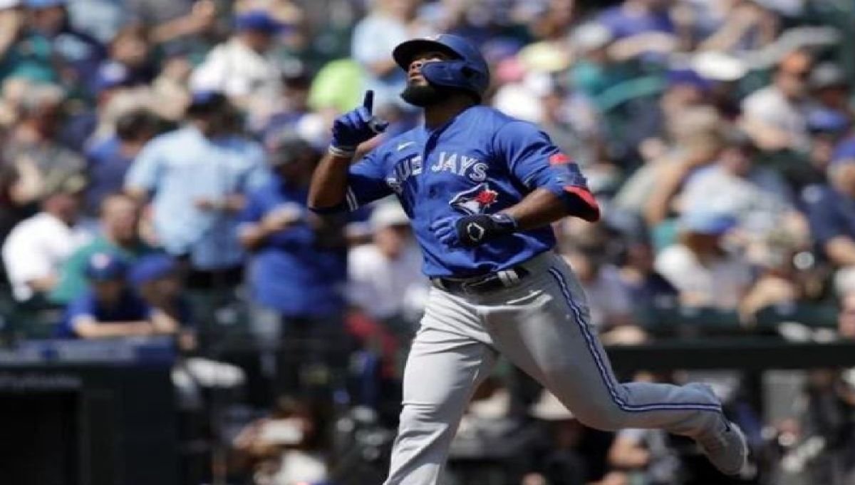 Teoscar empalma su vuelacercas 20 en la victoria de los Azulejos