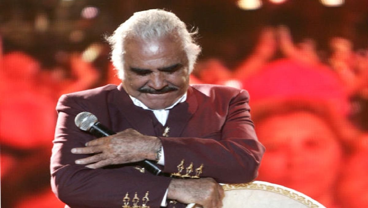 Vicente Fernández se mantiene débil pero despierto tras caída en México