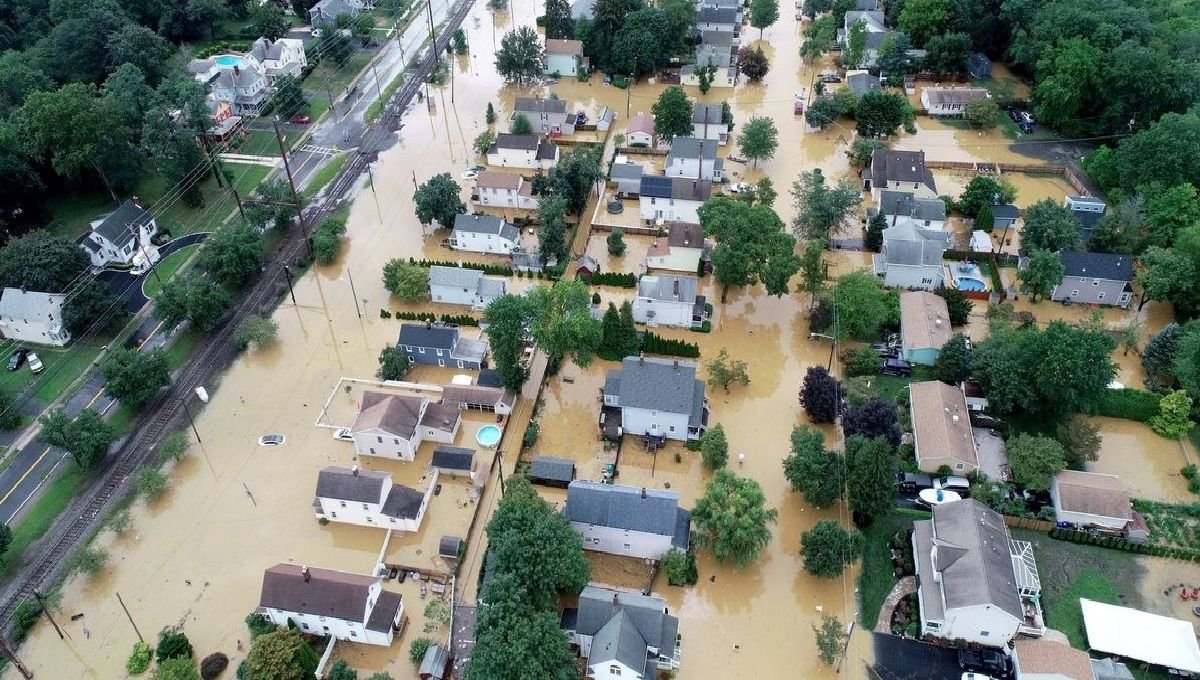 Henri deja inundaciones, miles sin luz y vuelos cancelados