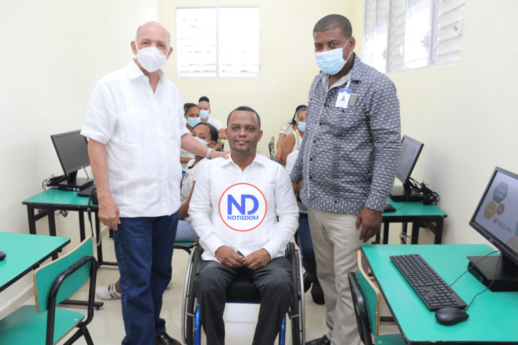 Centro Tecnologico Bayaguana 02 Isidro Torres entrega Centro Tecnológico Comunitario en Bayaguana