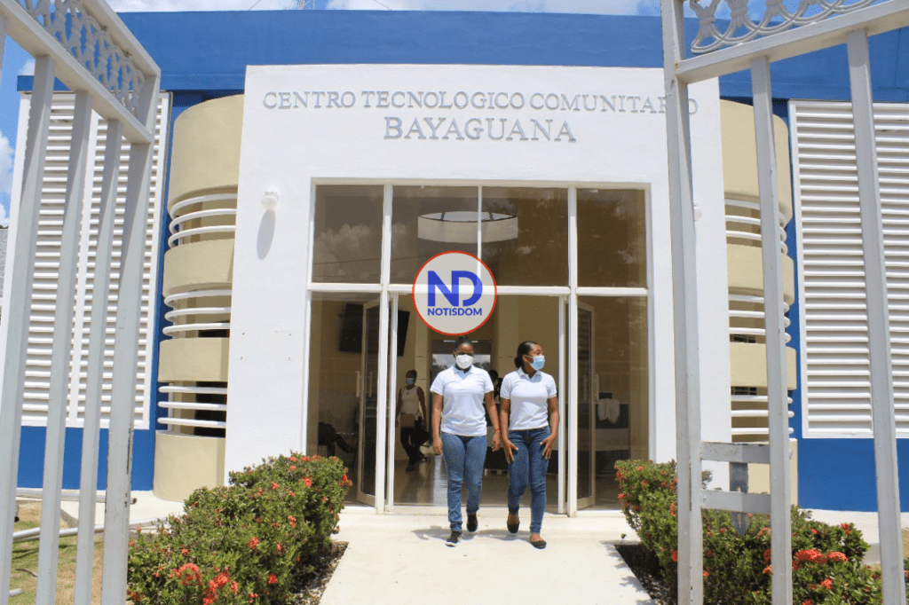 Centro Tecnologico Bayaguana 03 Isidro Torres entrega Centro Tecnológico Comunitario en Bayaguana