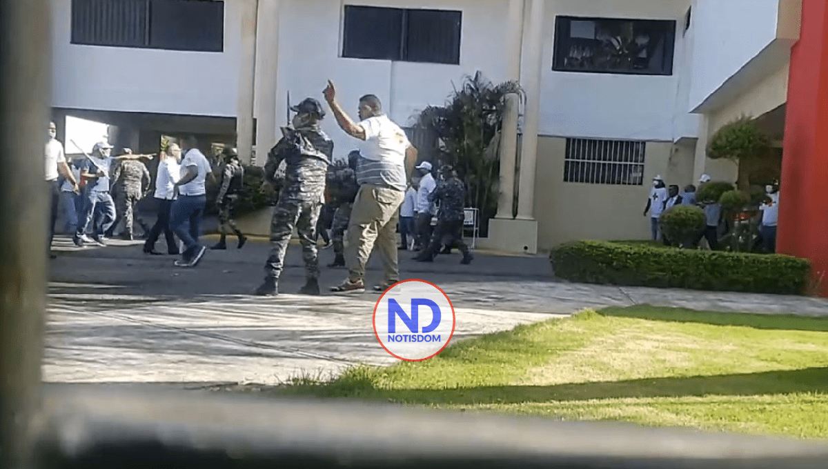 Luchan a palos y pedradas por administración de la Cruz Roja; varios heridos y apresados