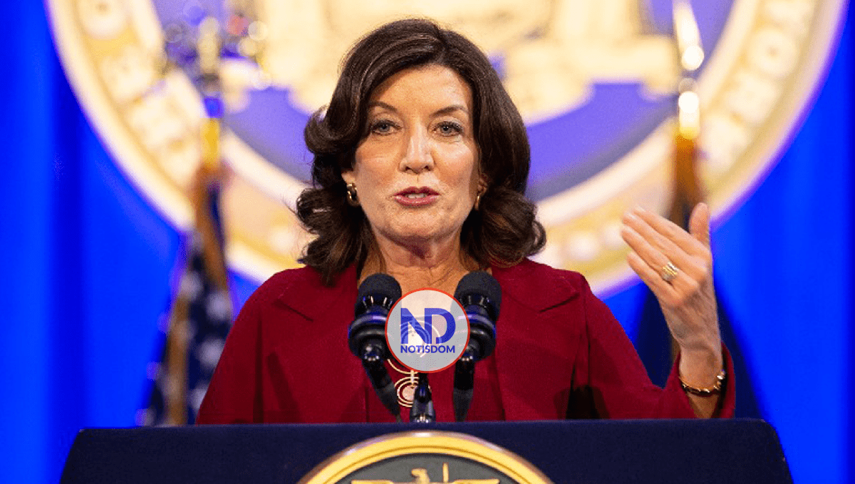 Gobernadora de NY firma cuatro leyes que beneficiarán a miles de dominicanos