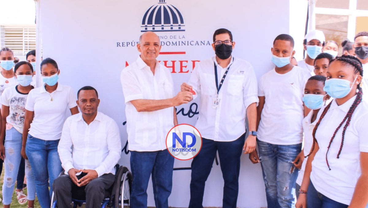 Isidro Torres entrega Centro Tecnológico Comunitario en Bayaguana