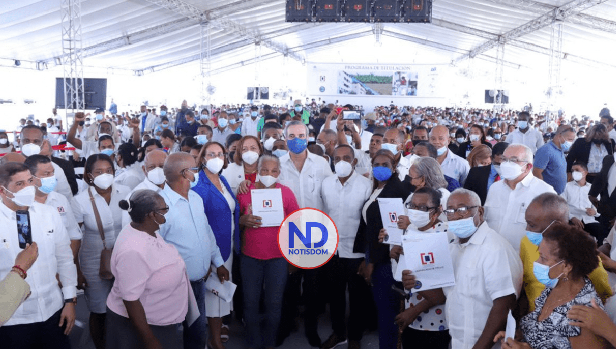 Presidente Abinader entrega 985 certificados de títulos de propiedad en Nigua