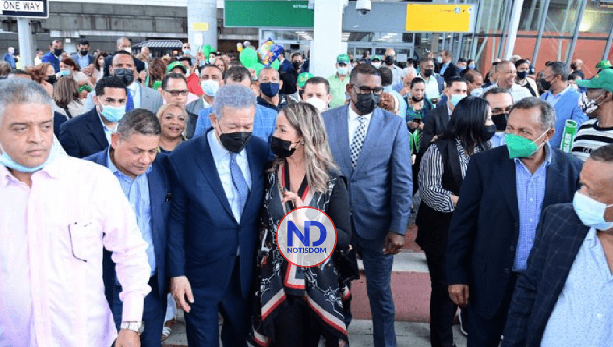 Leonel es recibido por decenas de seguidores en Nueva York