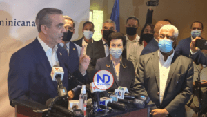 Abinader: «Todos tenemos que ponernos la tercera dosis» y «no podemos cansarnos de Haití»