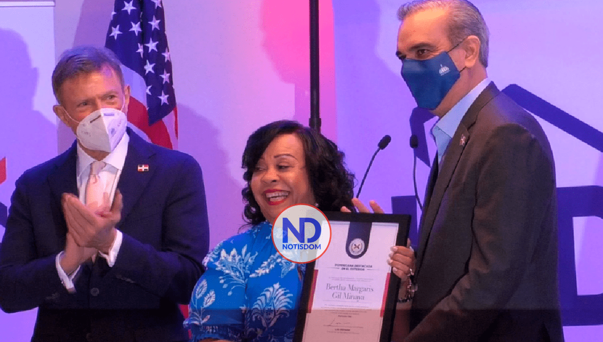 Presidente Abinader reconoce trayectoria de empresaria dominicana Bertha Margaris Gil
