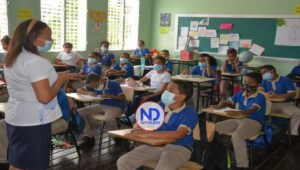 Escuelas exigen que estudiantes de 12 años tengan vacuna covid