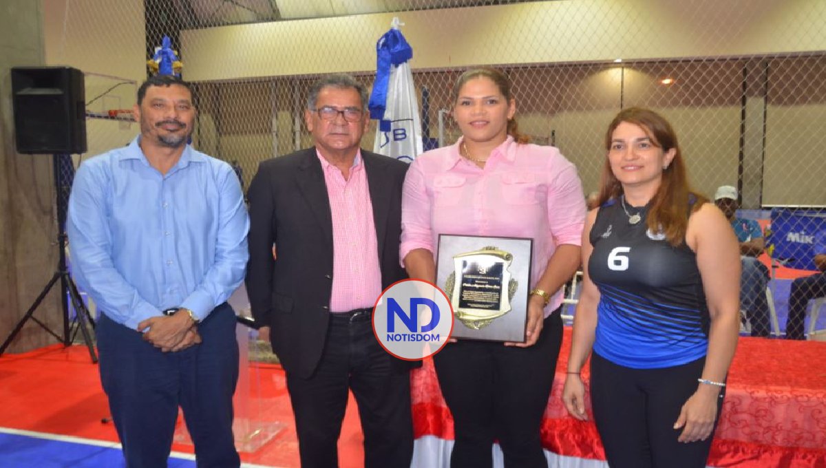 Club Naco reconoce a Prisilla Rivera en Torneo de Voleibol 2 Club Naco reconoce a Prisilla Rivera en Torneo de Voleibol
