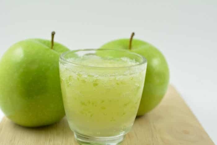 Cómo limpiar el hígado y la vesícula biliar naturalmente 4 JUGO DE MANZANA Cómo limpiar el hígado y la vesícula biliar naturalmente