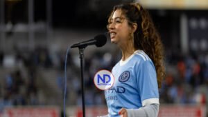 Dominicana interpreta el himno de EU en el Yankee Stadium