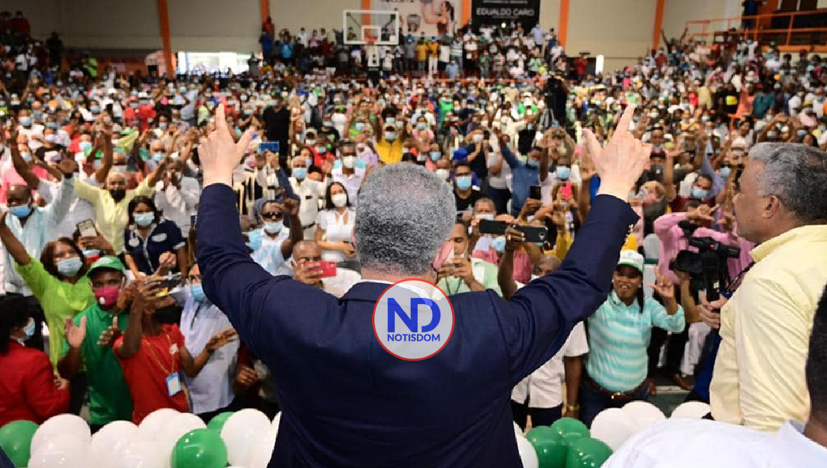 Leonel Fernández juramenta en la FP a casi tres mil personas de San Cristóbal