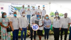 Abinader entrega en Azua 650 títulos de propiedad