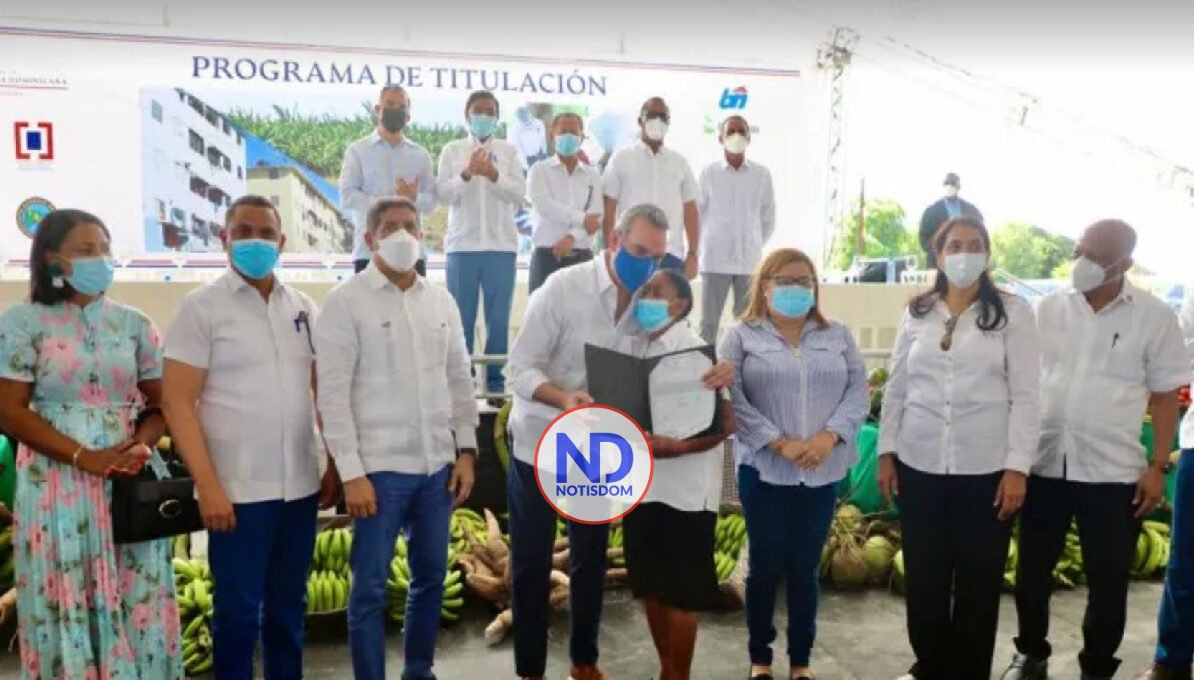 Abinader entrega en Azua 650 títulos de propiedad