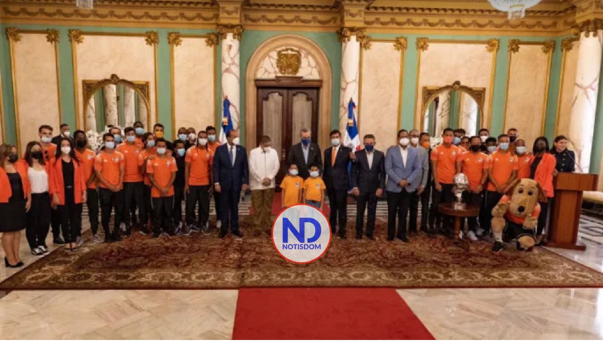 El Presidente Luis Abinader recibió a Cibao FC, campeón de la LDF 2021 2 El Presidente Luis Abinader recibió a Cibao FC, campeón de la LDF 2021