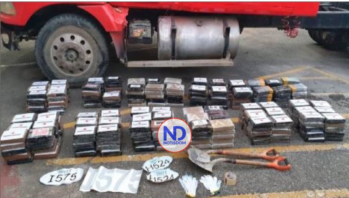 La DNCD ocupa 318 paquetes de cocaína y apresa 2 en Boca Chica