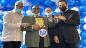 Club de Brooklyn entre llave al cónsul de RD en NY, Eligio Jáquez