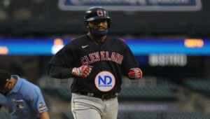 Franmil Reyes no podrá jugar en la liga dominicana por arbitraje en EE.UU.