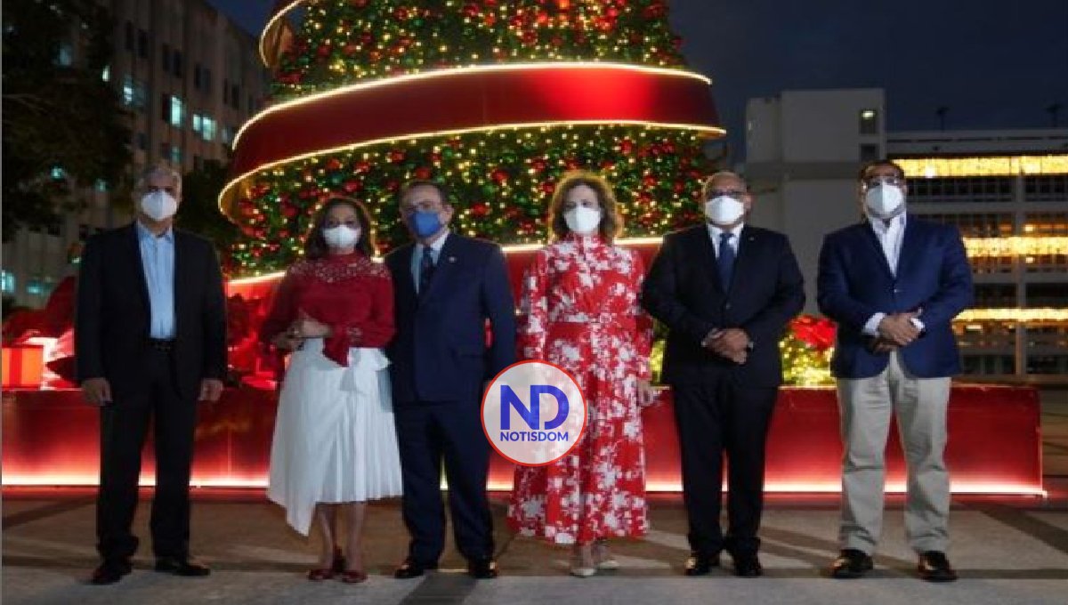 BCRD enciende árbol de Navidad