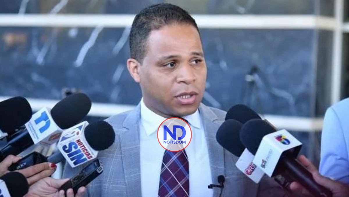 José Vidal deposita denuncia ante la Pepca y vincula al esposo de la ministra de la Juventud