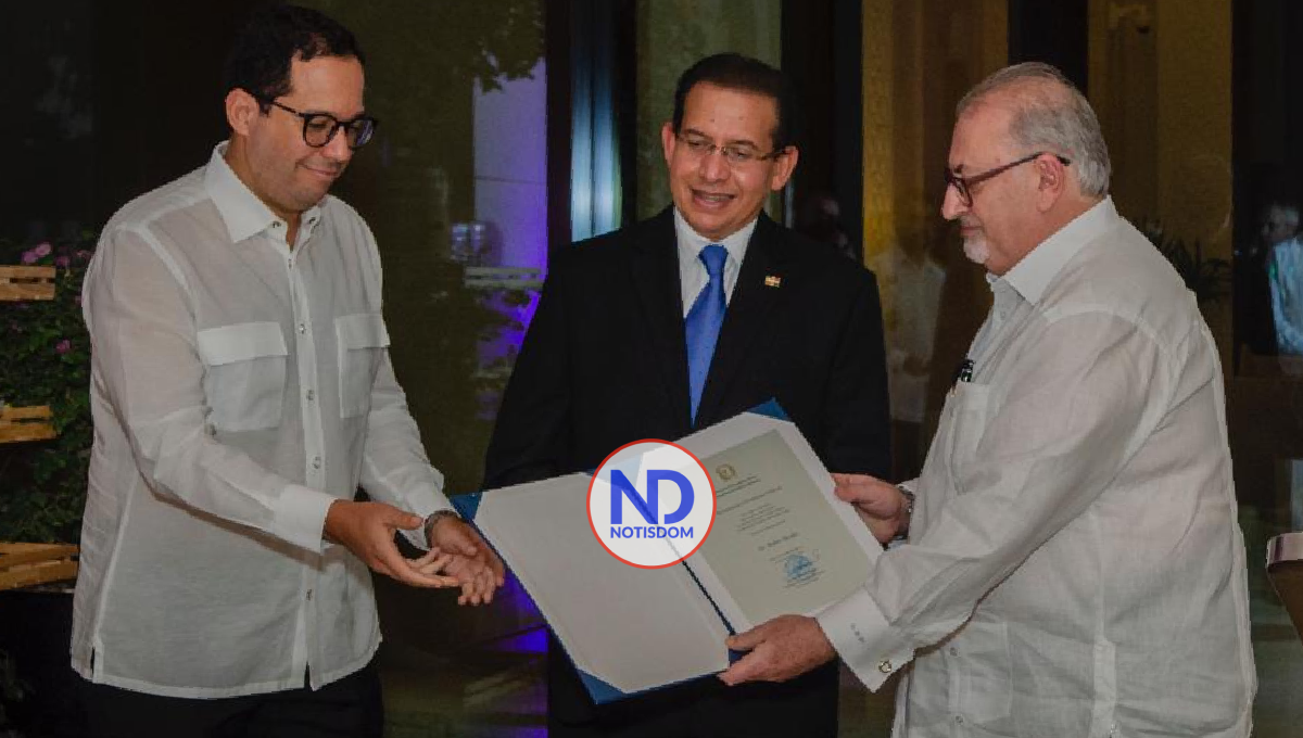 Embajada dominicana en Qatar galardona al destacado cirujano y altruista Rubén Peralta