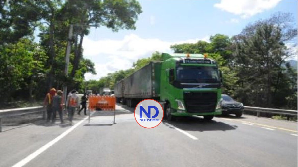 OP abre tránsito luego corregir socavón km 60 autopista Duarte