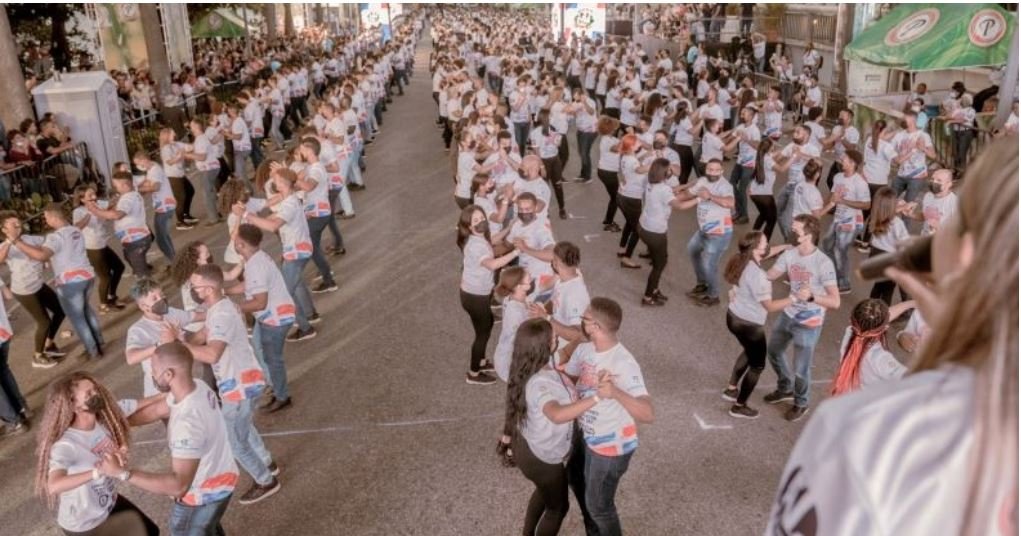 RD logró el título Guinness en baile bachata 3 BAILADORES RD logró el título Guinness en baile bachata