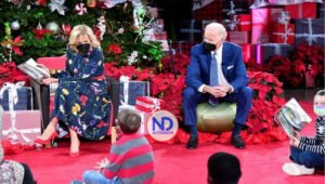Presidente Biden y esposa visitan niños en hospital infantil