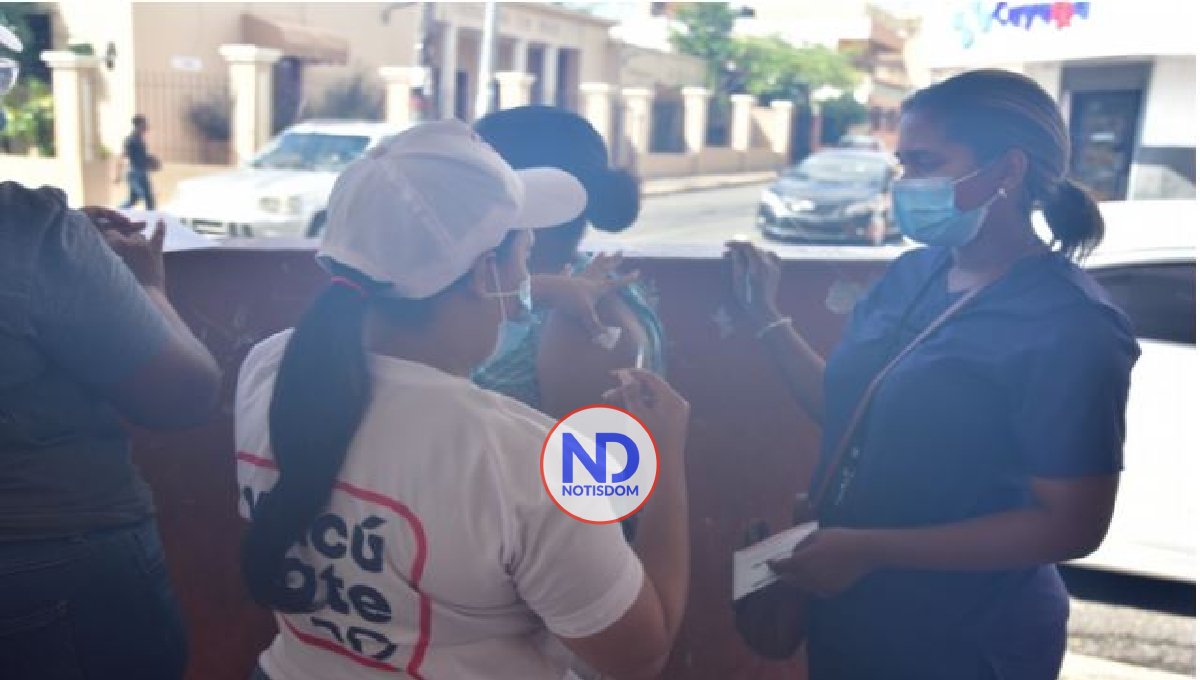 Autoridades vacunarán casa por casa en 3 provincias contra Covid