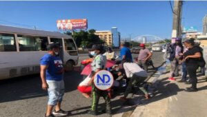 Haitiano herido de gravedad al lanzarse de espaldas de un minibús de pasajeros en la 27 de Febrero