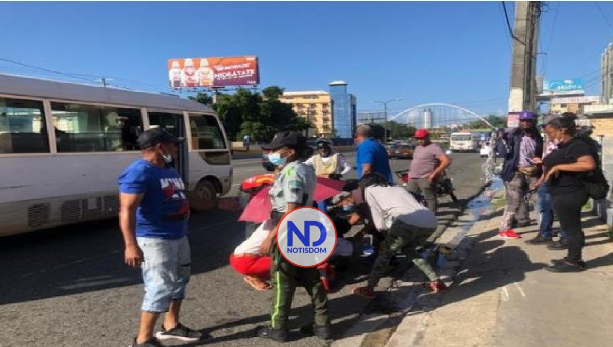 Haitiano herido de gravedad al lanzarse de espaldas de un minibús de pasajeros en la 27 de Febrero