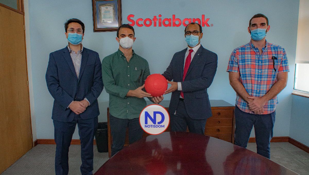 Scotiabank RD realiza donación de balones rojos para practicar fútbol