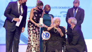 Casilda Luna gana Premio al Emigrante Dominicano Señor Oscar de la Renta