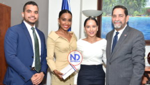 Génesis Suero, tercera finalista de Nuestra Belleza Latina, visita al cónsul Eligio Jáquez