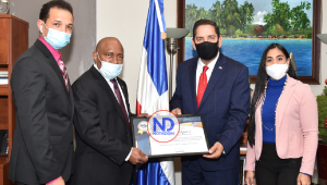 Entregan reconocimiento a Eligio Jáquez por su labor consular en Nueva York