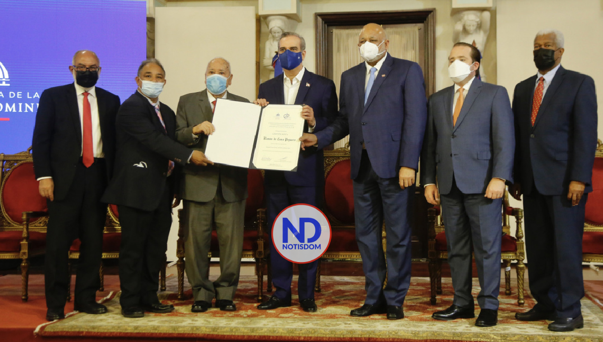 Presidente Abinader entrega Premio Nacional de Periodismo 2021 a Ramón de Luna